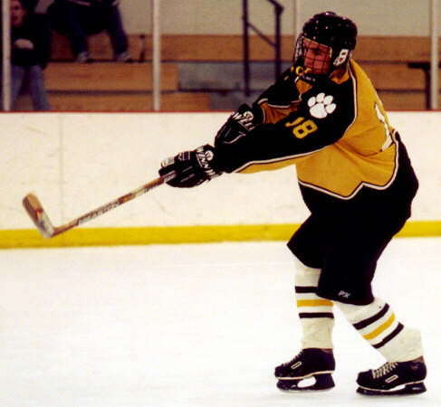 Mike Ruflin feathers a pass.