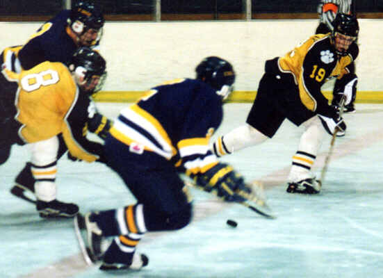 Jeff Hindulak receives a pass from Shannon Barden.